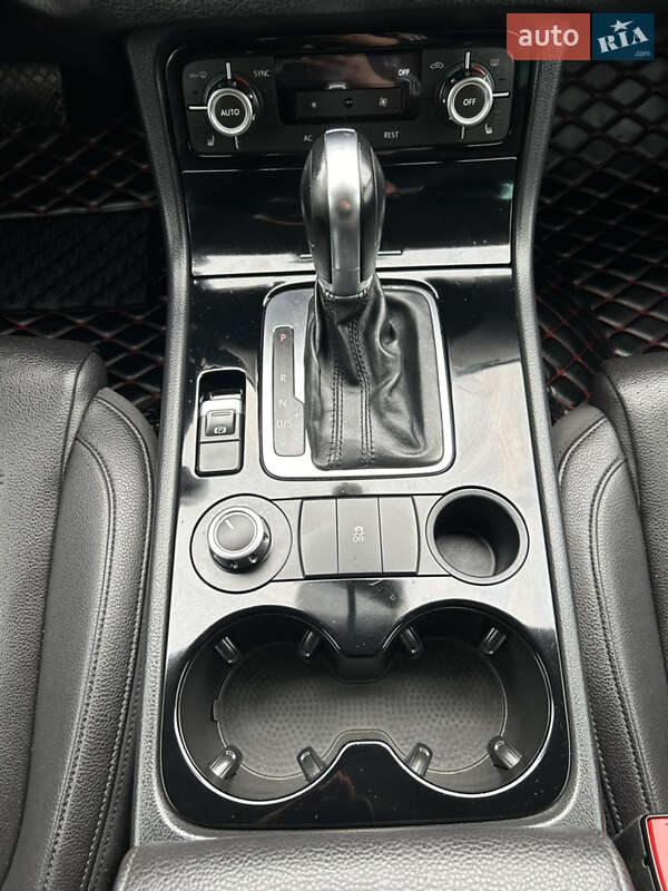 Внедорожник / Кроссовер Volkswagen Touareg 2013 в Полтаве