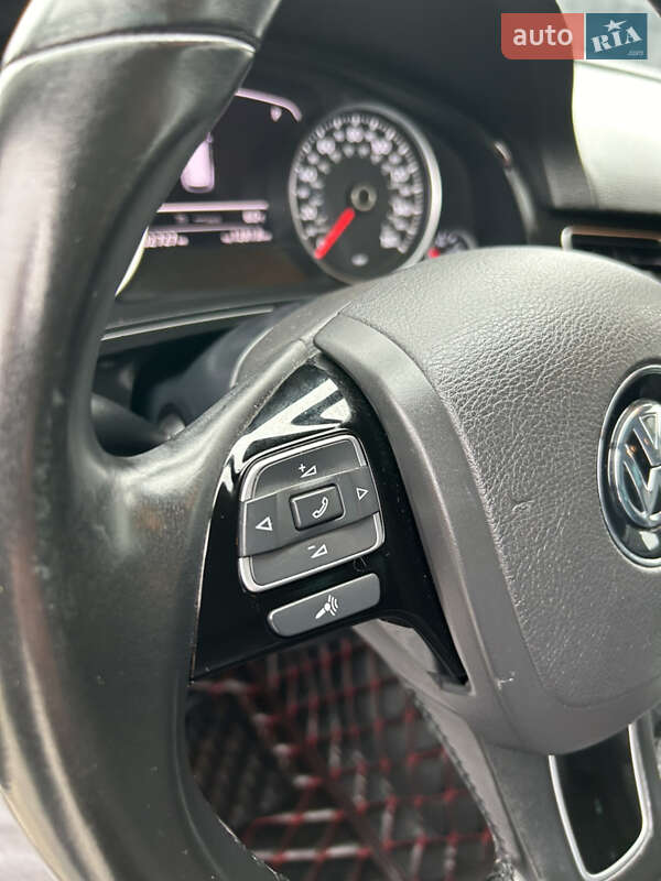 Внедорожник / Кроссовер Volkswagen Touareg 2013 в Полтаве