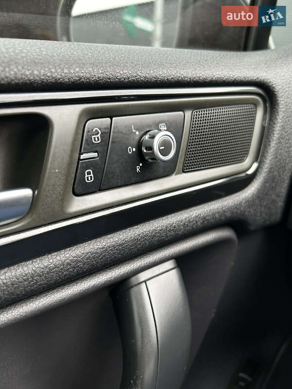 Внедорожник / Кроссовер Volkswagen Touareg 2013 в Полтаве