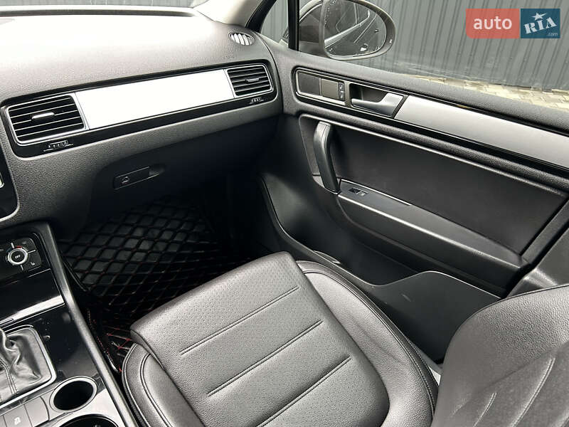 Внедорожник / Кроссовер Volkswagen Touareg 2013 в Полтаве