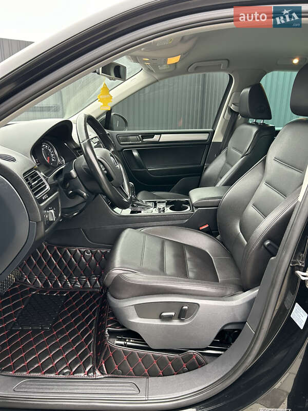 Внедорожник / Кроссовер Volkswagen Touareg 2013 в Полтаве