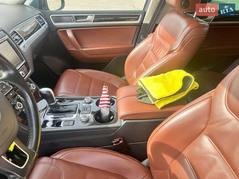 Позашляховик / Кросовер Volkswagen Touareg 2015 в Запоріжжі
