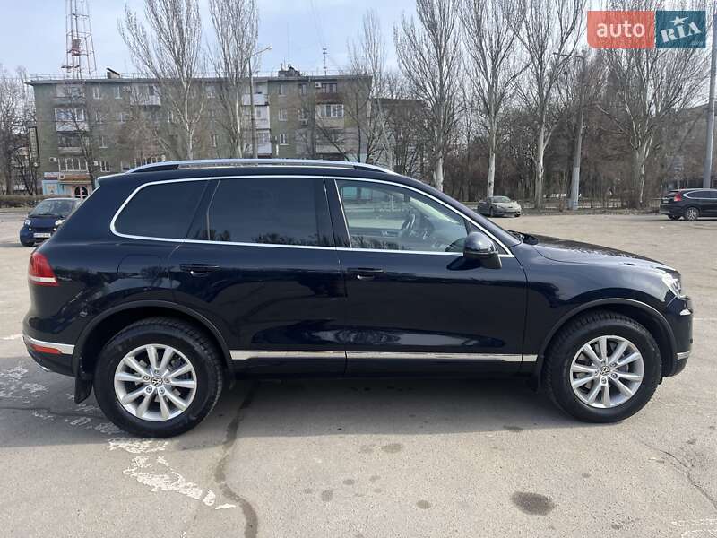 Позашляховик / Кросовер Volkswagen Touareg 2015 в Запоріжжі