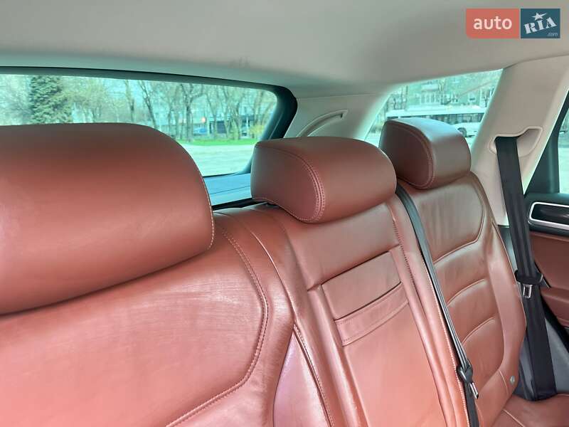 Позашляховик / Кросовер Volkswagen Touareg 2015 в Запоріжжі