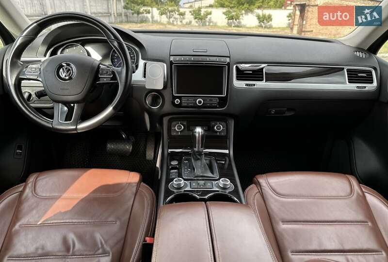 Позашляховик / Кросовер Volkswagen Touareg 2015 в Запоріжжі