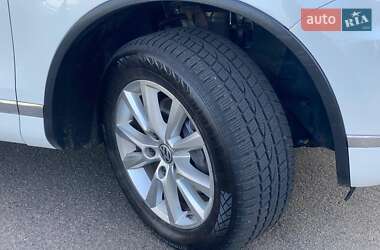 Внедорожник / Кроссовер Volkswagen Touareg 2015 в Киеве