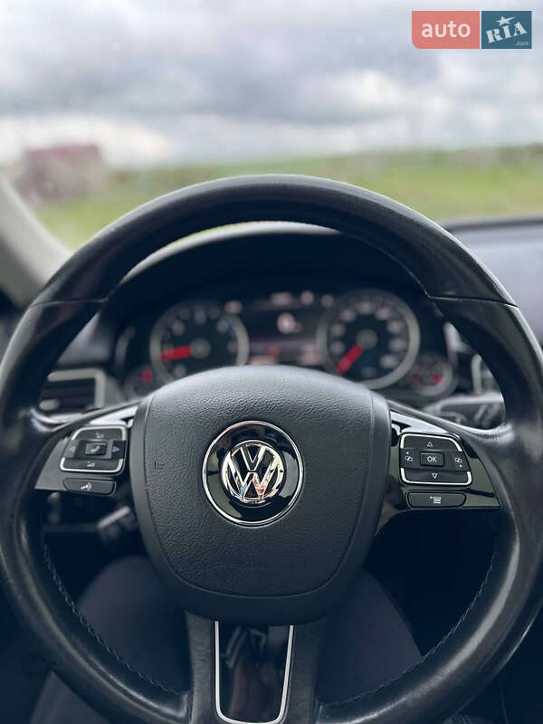 Позашляховик / Кросовер Volkswagen Touareg 2014 в Одесі