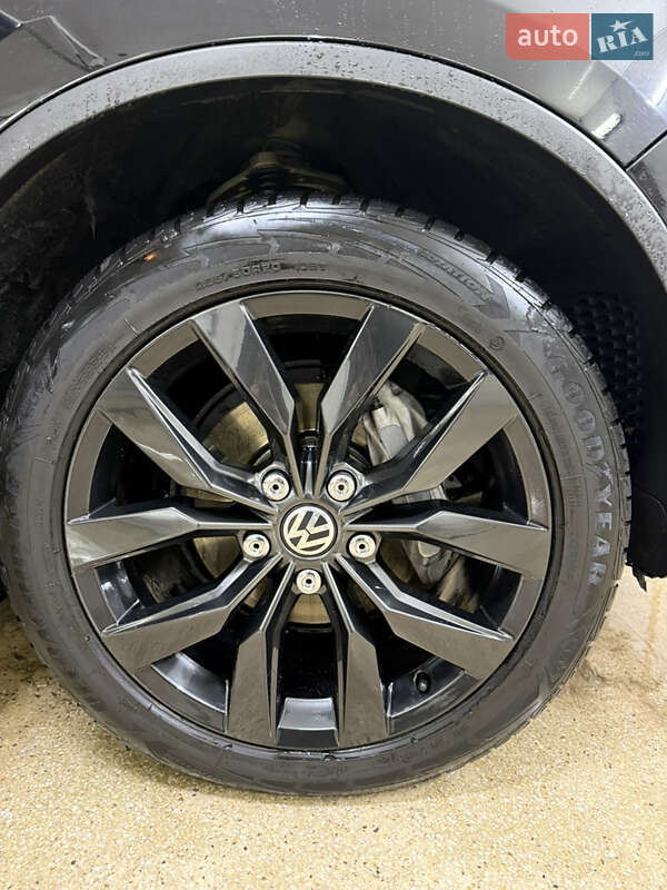 Позашляховик / Кросовер Volkswagen Touareg 2014 в Одесі