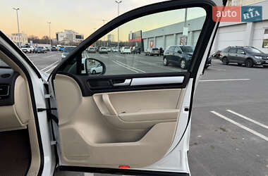 Позашляховик / Кросовер Volkswagen Touareg 2014 в 