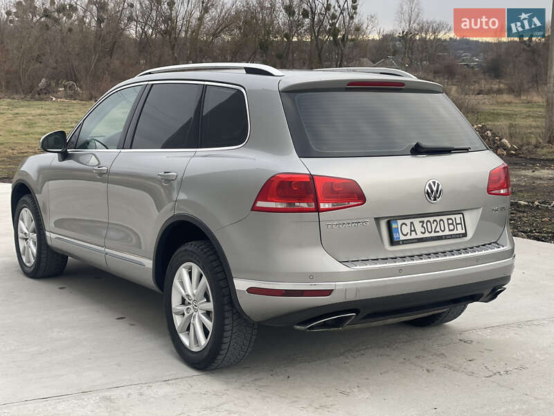 Позашляховик / Кросовер Volkswagen Touareg 2015 в Києві
