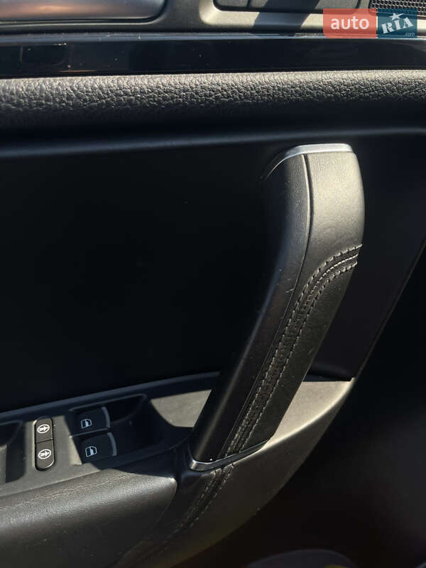 Внедорожник / Кроссовер Volkswagen Touareg 2013 в Рени