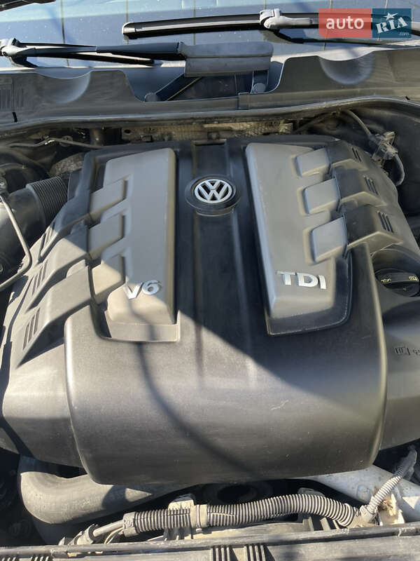Внедорожник / Кроссовер Volkswagen Touareg 2013 в Рени