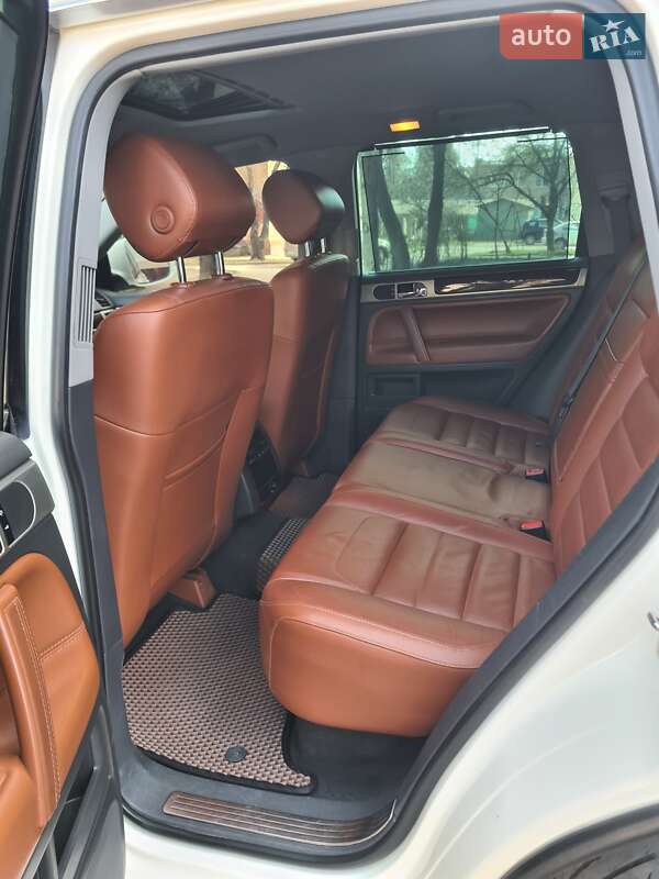 Позашляховик / Кросовер Volkswagen Touareg 2010 в Кам'янець-Подільському