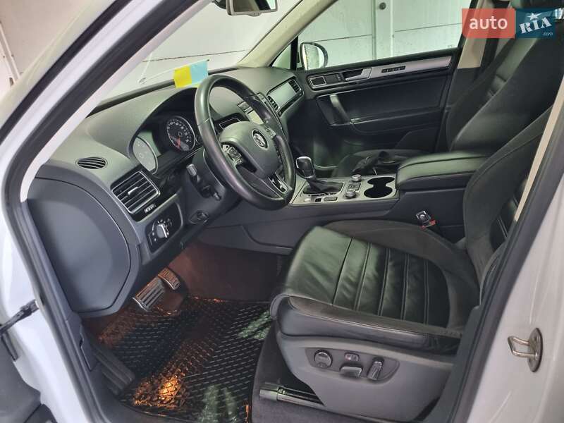 Внедорожник / Кроссовер Volkswagen Touareg 2015 в Днепре