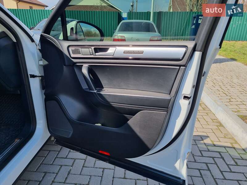 Внедорожник / Кроссовер Volkswagen Touareg 2015 в Днепре