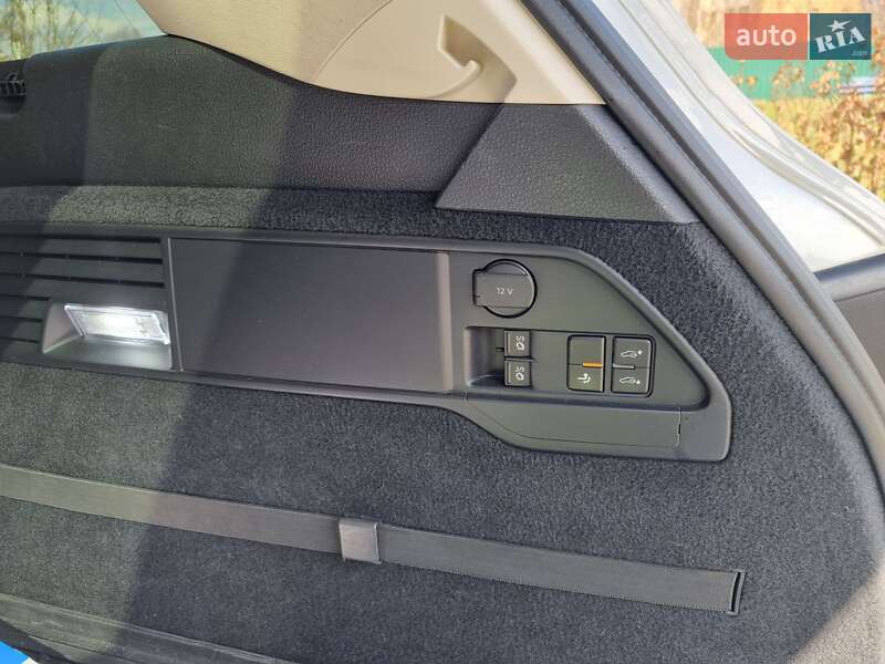 Внедорожник / Кроссовер Volkswagen Touareg 2015 в Днепре