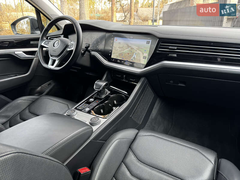 Внедорожник / Кроссовер Volkswagen Touareg 2018 в Киеве
