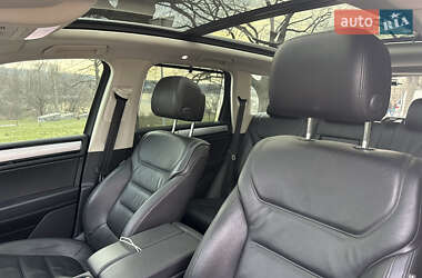 Внедорожник / Кроссовер Volkswagen Touareg 2015 в 