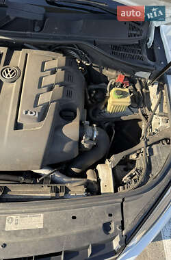 Внедорожник / Кроссовер Volkswagen Touareg 2012 в 