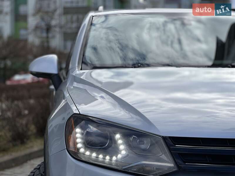 Позашляховик / Кросовер Volkswagen Touareg 2011 в Чернівцях