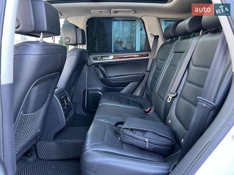 Позашляховик / Кросовер Volkswagen Touareg 2011 в Чернівцях