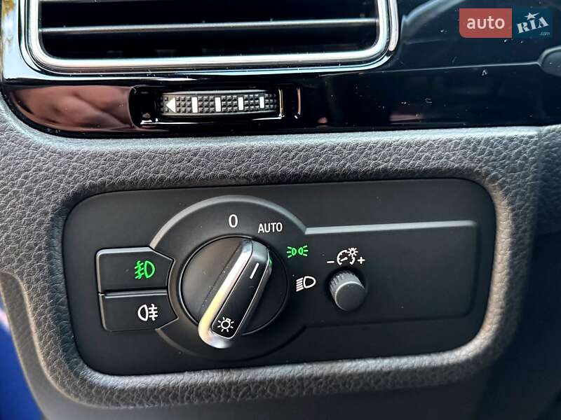 Внедорожник / Кроссовер Volkswagen Touareg 2015 в Хмельницком