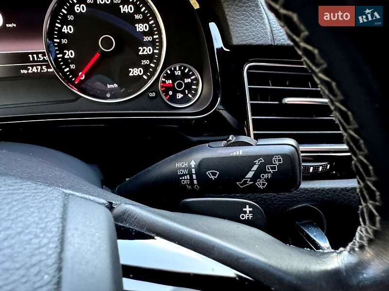 Внедорожник / Кроссовер Volkswagen Touareg 2015 в Хмельницком
