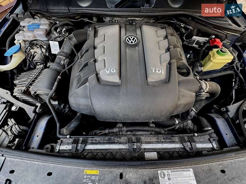 Внедорожник / Кроссовер Volkswagen Touareg 2015 в Хмельницком