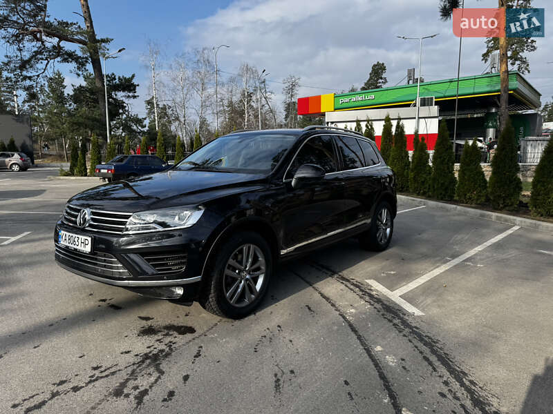 Внедорожник / Кроссовер Volkswagen Touareg 2015 в Киеве
