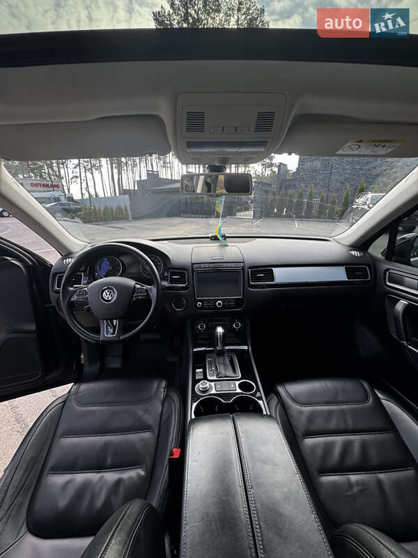 Внедорожник / Кроссовер Volkswagen Touareg 2015 в Киеве