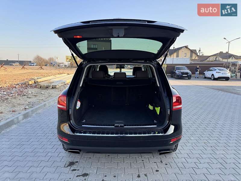 Внедорожник / Кроссовер Volkswagen Touareg 2013 в Львове