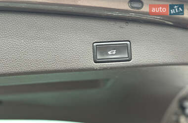 Внедорожник / Кроссовер Volkswagen Touareg 2012 в 
