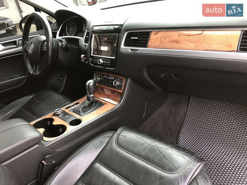 Внедорожник / Кроссовер Volkswagen Touareg 2011 в Теофиполе