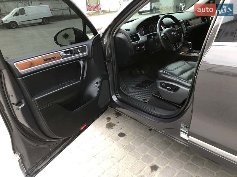 Внедорожник / Кроссовер Volkswagen Touareg 2011 в Теофиполе