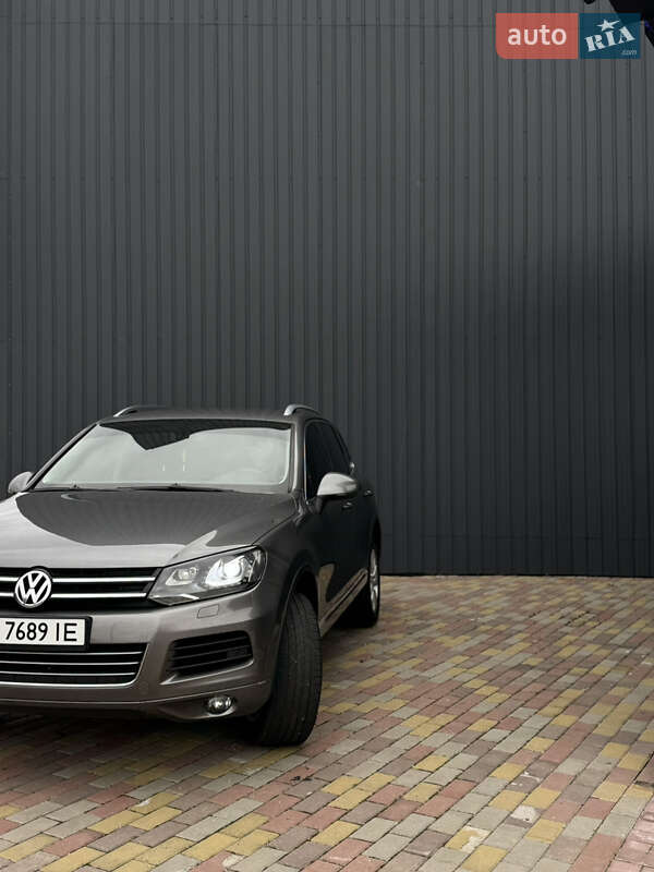 Внедорожник / Кроссовер Volkswagen Touareg 2012 в Харькове
