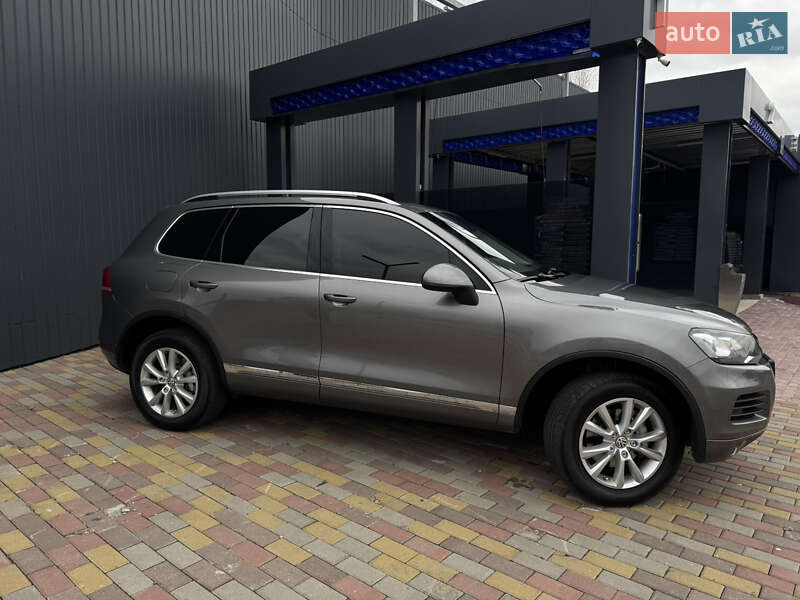 Внедорожник / Кроссовер Volkswagen Touareg 2012 в Харькове