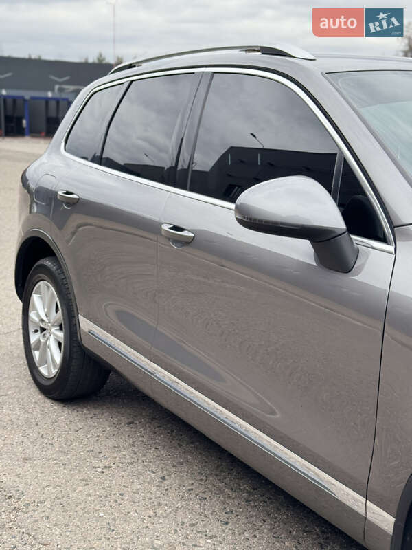 Внедорожник / Кроссовер Volkswagen Touareg 2012 в Харькове