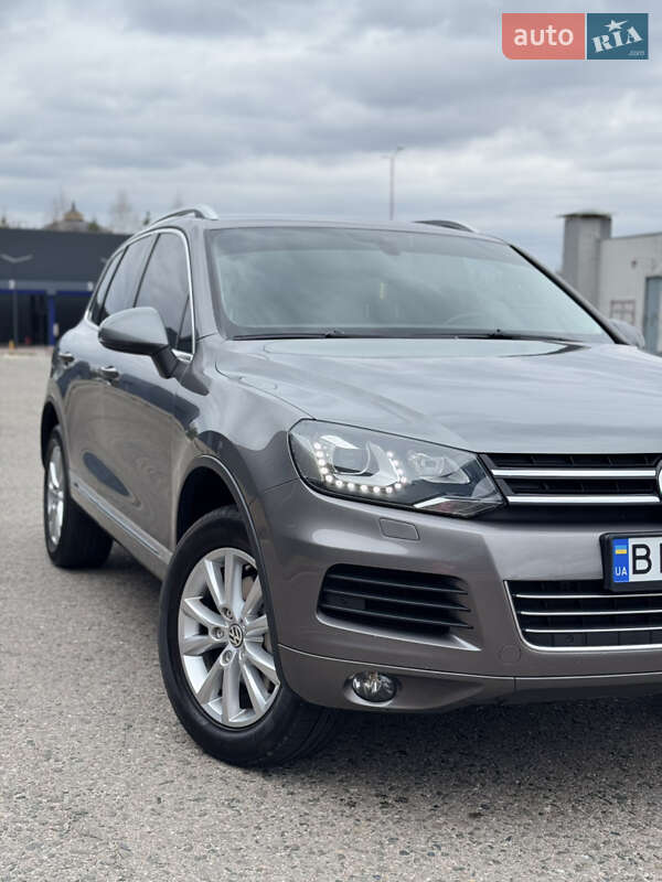 Внедорожник / Кроссовер Volkswagen Touareg 2012 в Харькове