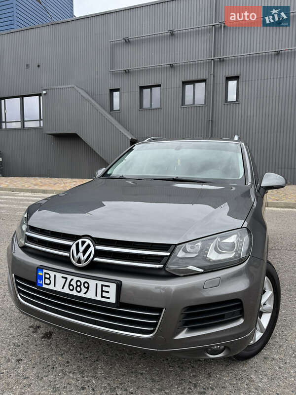 Внедорожник / Кроссовер Volkswagen Touareg 2012 в Харькове