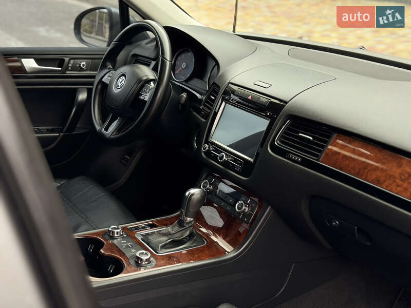 Внедорожник / Кроссовер Volkswagen Touareg 2012 в Харькове