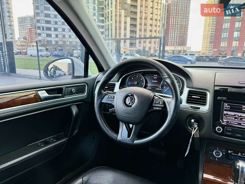 Внедорожник / Кроссовер Volkswagen Touareg 2011 в Киеве