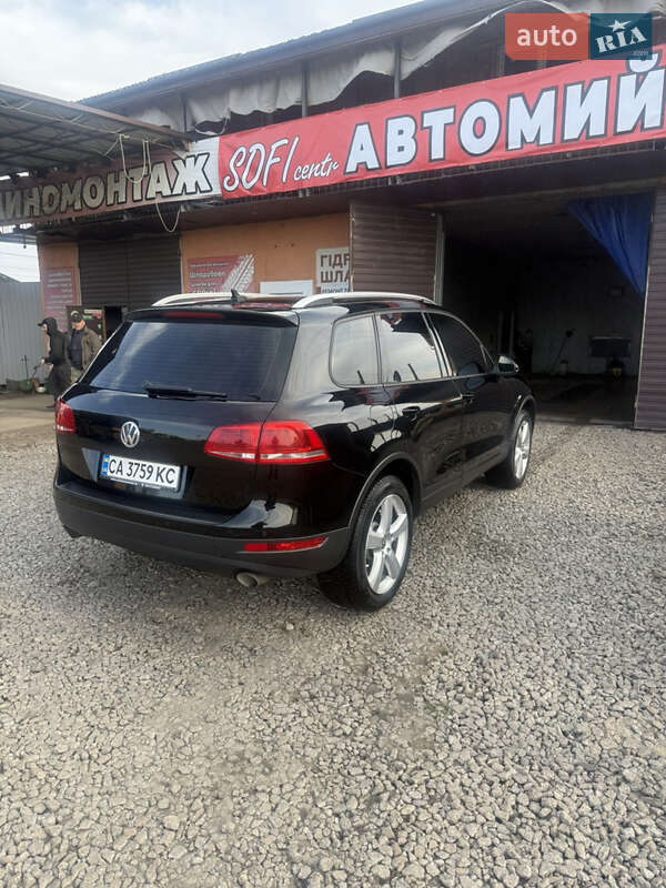 Внедорожник / Кроссовер Volkswagen Touareg 2011 в Киеве