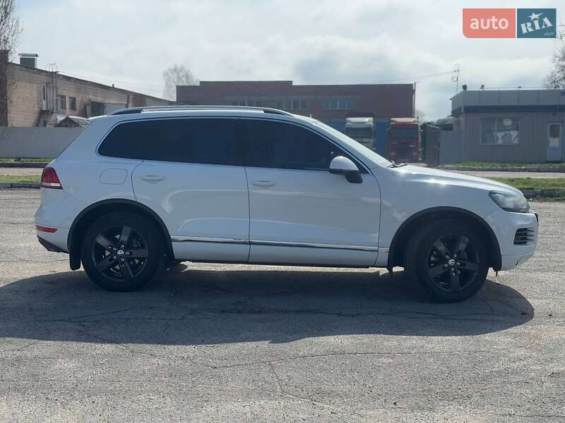 Позашляховик / Кросовер Volkswagen Touareg 2014 в Лубнах