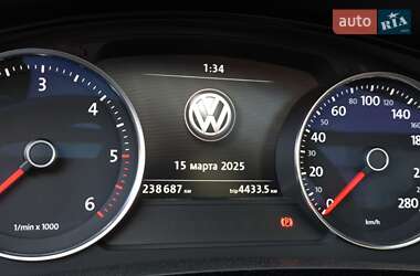 Внедорожник / Кроссовер Volkswagen Touareg 2014 в 