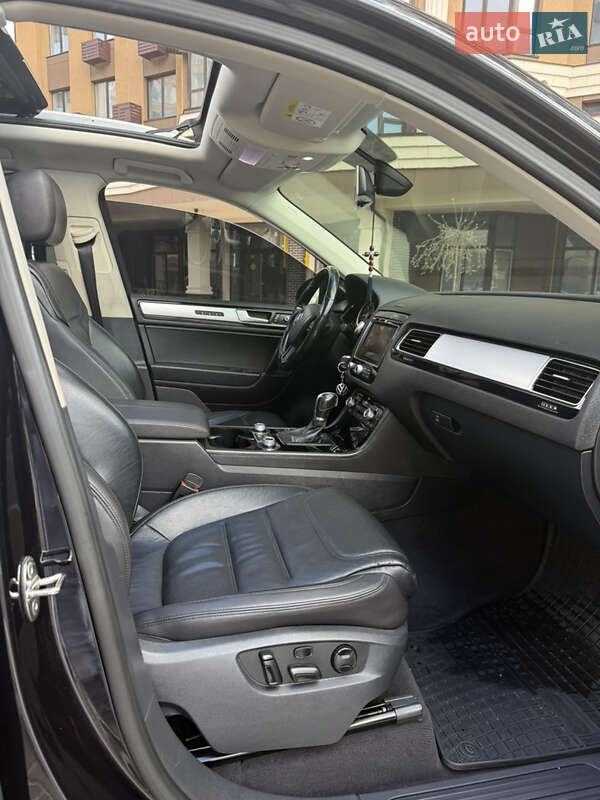 Внедорожник / Кроссовер Volkswagen Touareg 2014 в Киеве