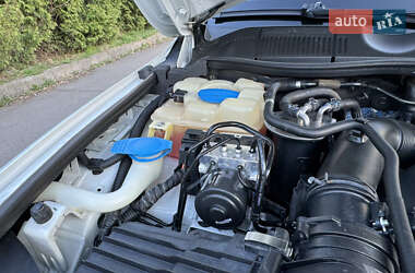 Внедорожник / Кроссовер Volkswagen Touareg 2012 в 