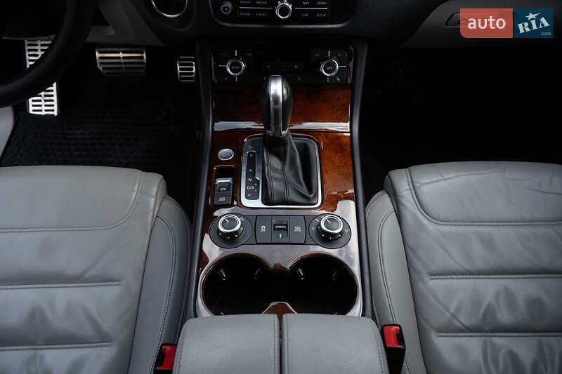 Позашляховик / Кросовер Volkswagen Touareg 2013 в Києві