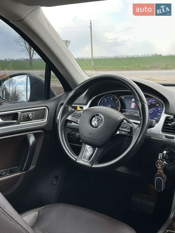 Внедорожник / Кроссовер Volkswagen Touareg 2012 в Николаеве