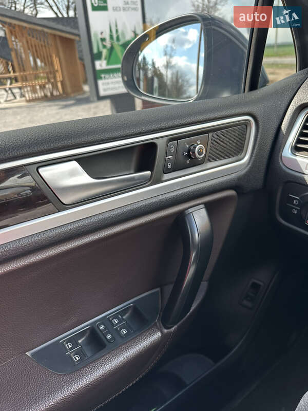 Внедорожник / Кроссовер Volkswagen Touareg 2012 в Николаеве