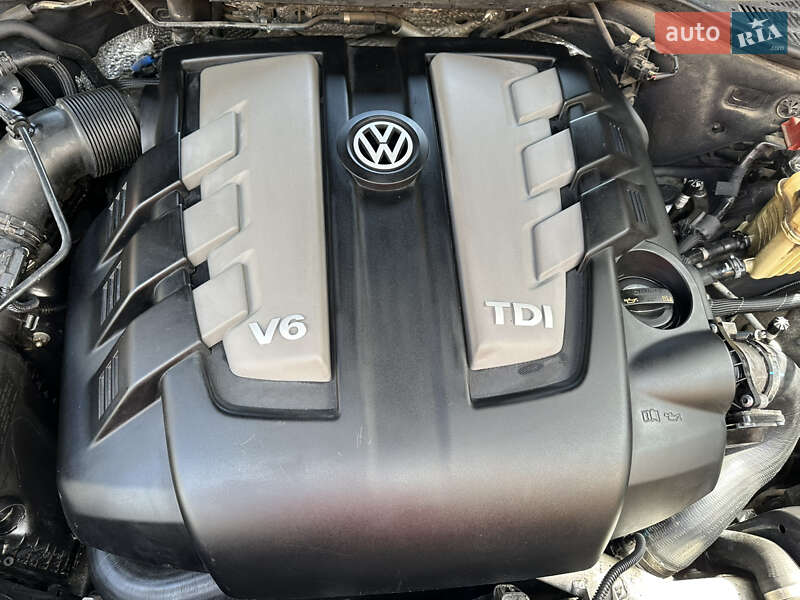 Внедорожник / Кроссовер Volkswagen Touareg 2012 в Николаеве